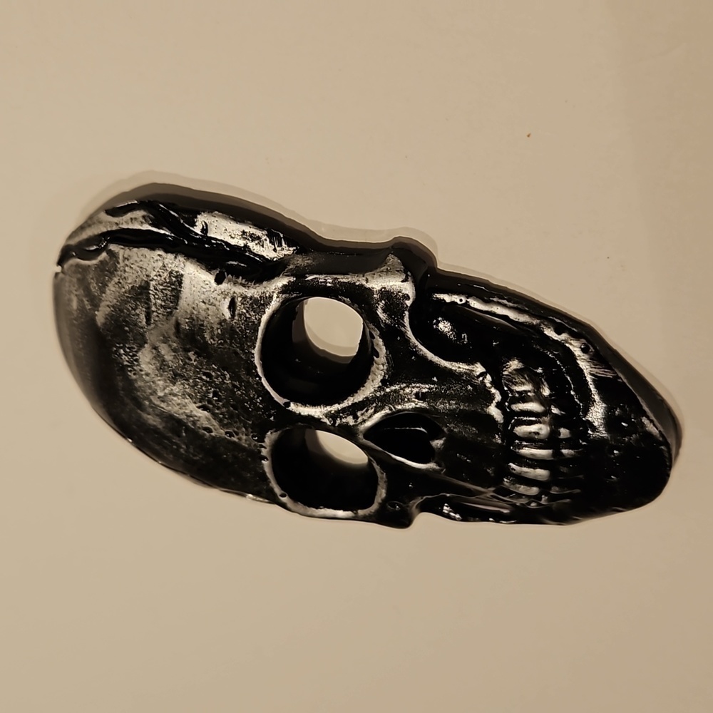 2 SKULL PIRATE MAGNETS - Picture 3 of 9